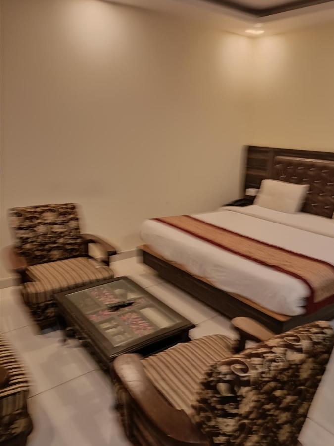 Airport Hotel Breeze New Delhi Bagian luar foto