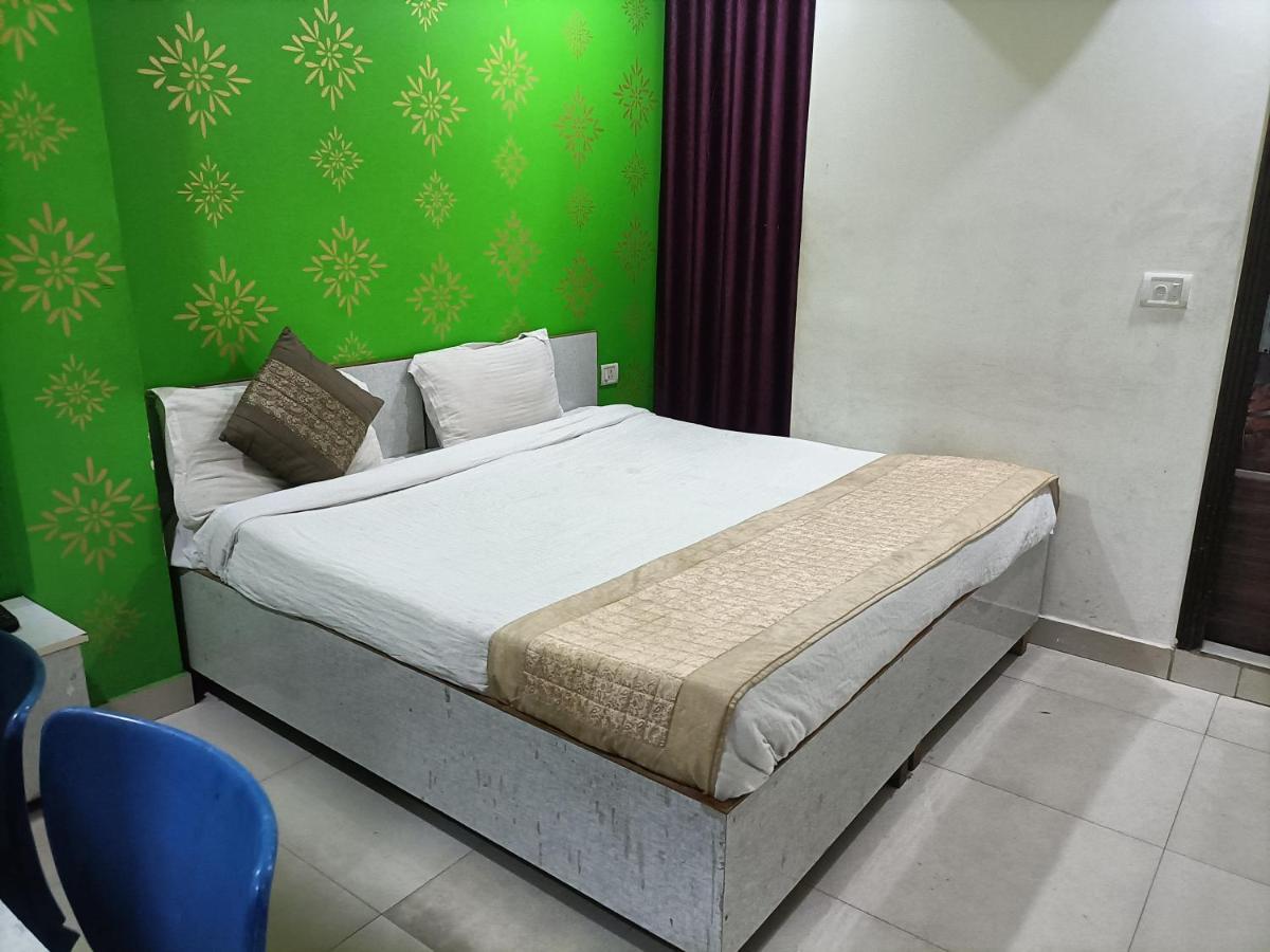 Airport Hotel Breeze New Delhi Bagian luar foto