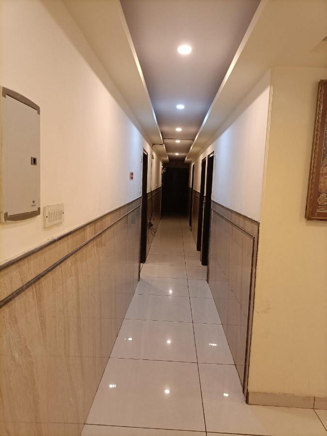 Airport Hotel Breeze New Delhi Bagian luar foto