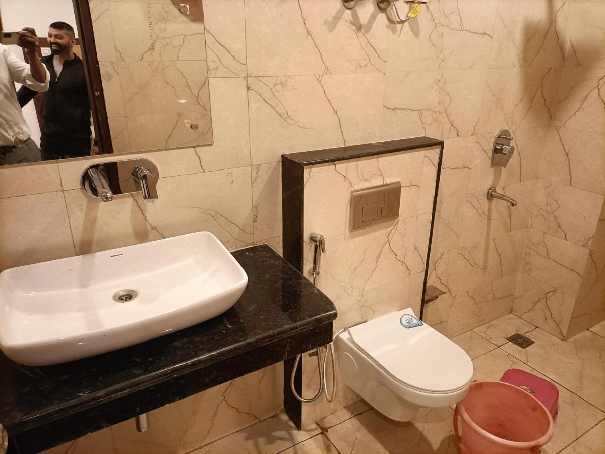 Airport Hotel Breeze New Delhi Bagian luar foto
