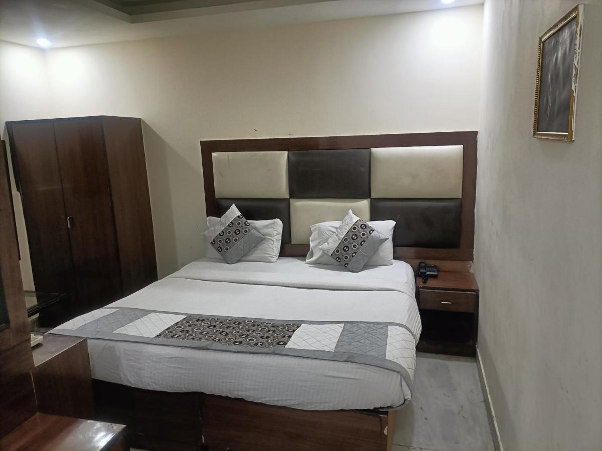 Airport Hotel Breeze New Delhi Bagian luar foto
