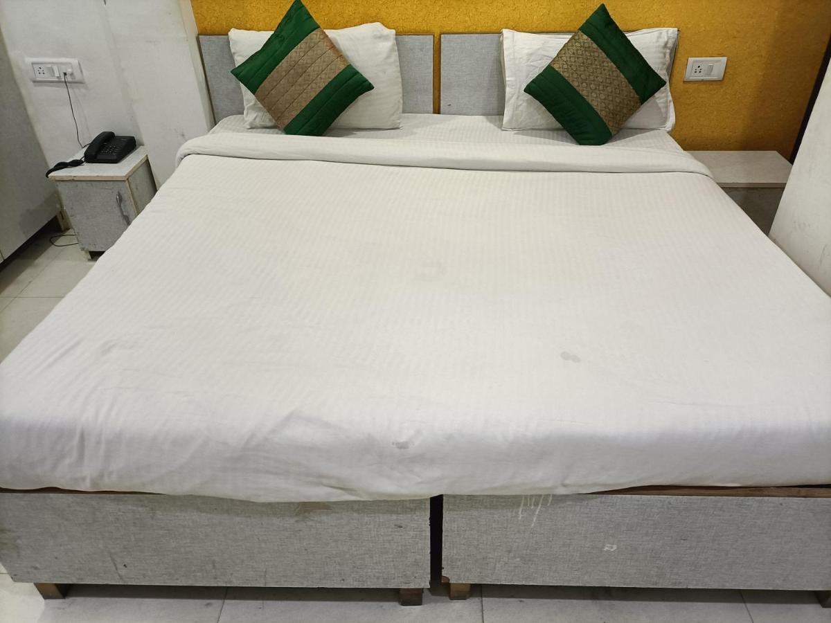 Airport Hotel Breeze New Delhi Bagian luar foto