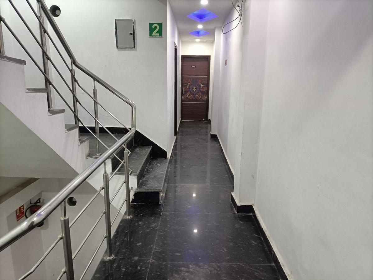 Airport Hotel Breeze New Delhi Bagian luar foto
