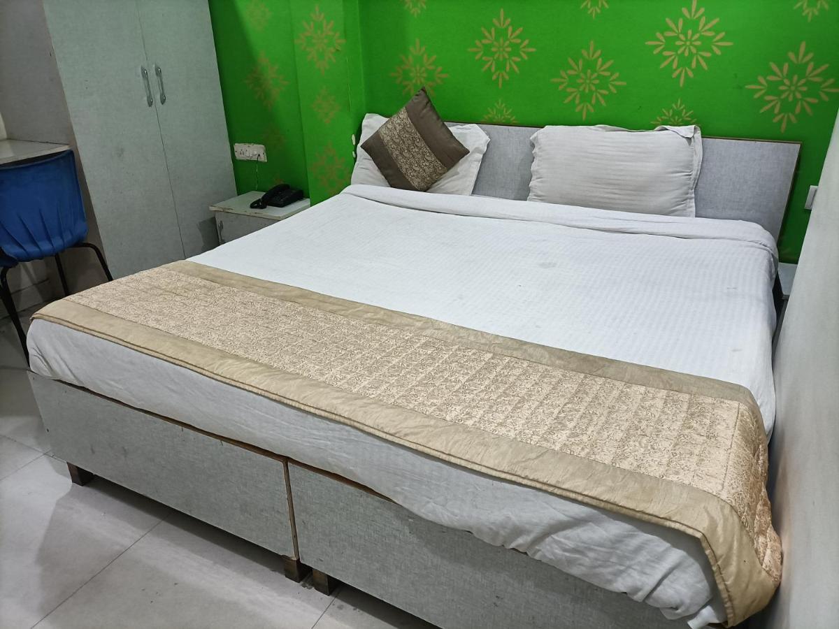Airport Hotel Breeze New Delhi Bagian luar foto